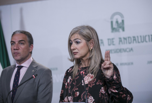 El consejero de Presidencia, Elías Bendodo (i) y la consejera de Cultura y Patrimonio Histórico, Patricia del Pozo (d), este martes.