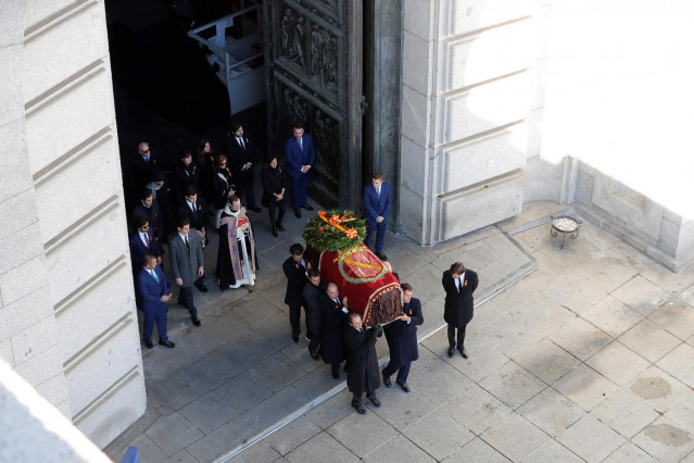 Los familiares de Francisco Franco portan el féretro con los restos mortales del dictador tras su exhumación en la basílica del Valle de los Caídos antes de su trasladado al cementerio de El Pardo-Mingorrubio para su reinhumación, en Madrid,  a 24 de octu