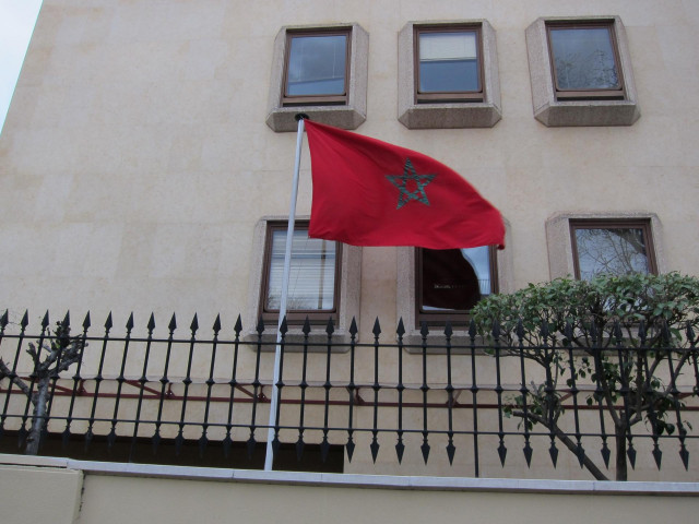 Bandera de Marruecos en la Embajada marroquí en Madrid