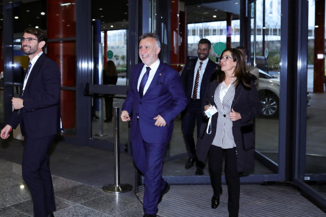 El presidente de Canarias, Ángel Víctor Torres (2i), a su llegada al Foro de Liderazgo Turístico de Exceltur en Ifema, en Madrid a 21 de enero de 2020.
