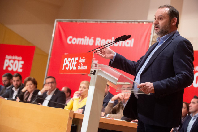 El secretario de Organización del PSOE y ministro de Transportes, Movilidad y Agenda Urbana, José Luis Ábalos, a la clausura el Comité Regional de los socialistas murcianos, en Murcia (España) a 18 de enero de 2020