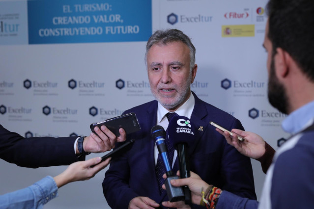El presidente de Canarias, Ángel Víctor Torres, atiende a los medios de comunicación