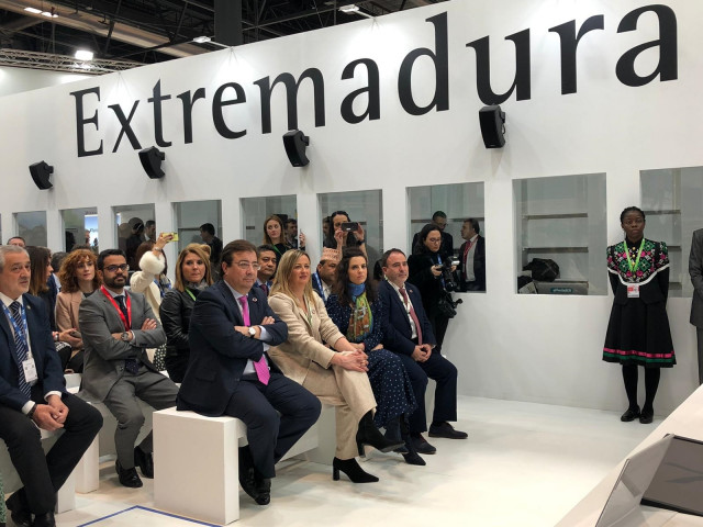 El presidente de la Junta de Extremadura, Guillermo Fernández Vara, en el stand de Extremadura en Fitur