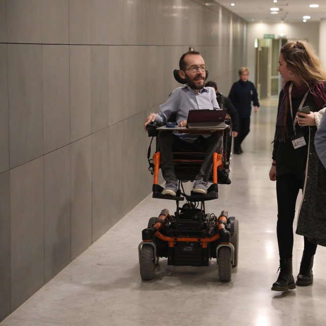 El portavoz de Unidas Podemos en el Congreso, Pablo Echenique por los pasillos del Congreso de los Diputados, en Madrid (España), a 21 de enero de 2020.