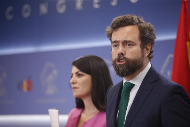 Acompañado de la diputada Macarena Olona (i) , el portavoz del Grupo Parlamentario de VOX en el Congreso y cabeza del comité negociador, Iván Espinosa de los Monteros, ofrece una rueda de prensa en el Congreso de los Diputados.