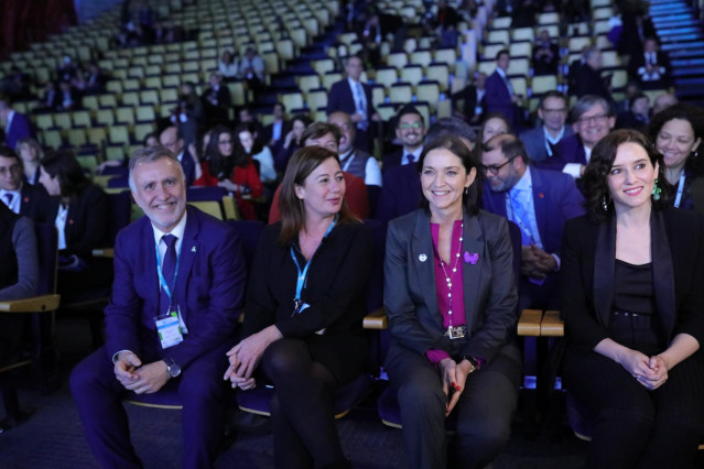 (I-D) El presidente de Canarias, Ángel Víctor Torres; la presidenta de Baleares, Francina Armengol; la ministra de Industria, Comercio y Turismo, Reyes Maroto; y la presidenta de la Comunidad de Madrid, Isabel Díaz Ayuso, durante el Foro de Liderazgo Turí