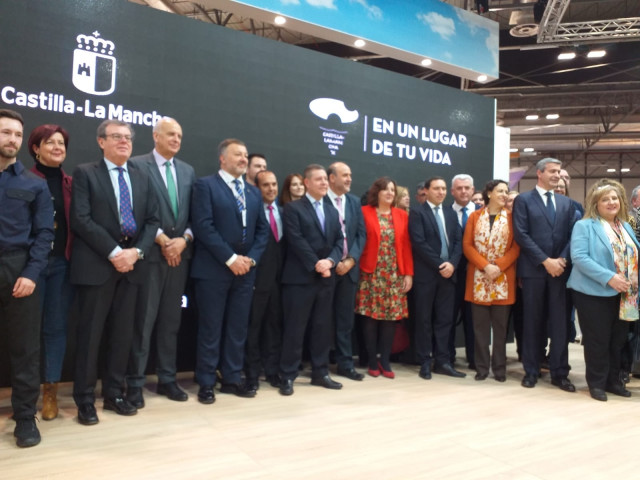 El presidente de la Junta de Castilla-La Mancha, Emiliano García Page, en el stand de FITUR de su comunidad autónoma