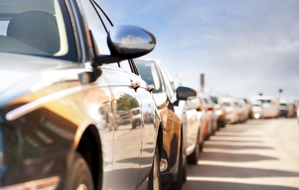 Una hilera de coches, atasco, vehículos