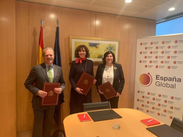 La secretaria de Estado de la España Global, Irene Lozano (c) firma un convenio con el Canal Historia y el periodista Manuel Campo Vidal para difundir en Embajadas españolas la serie '40 años de democracia'
