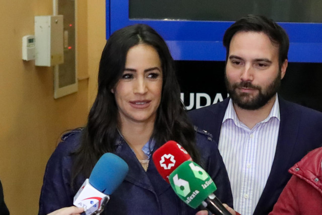 La vicealcaldesa de la capital, Begoña Villacís, responde a los medios durante un acto en el que se descubrió una placa en el parque Doctor Fernández Catalina de Ciudad Lineal, en Madrid (España), a 18 de enero de 2020.
