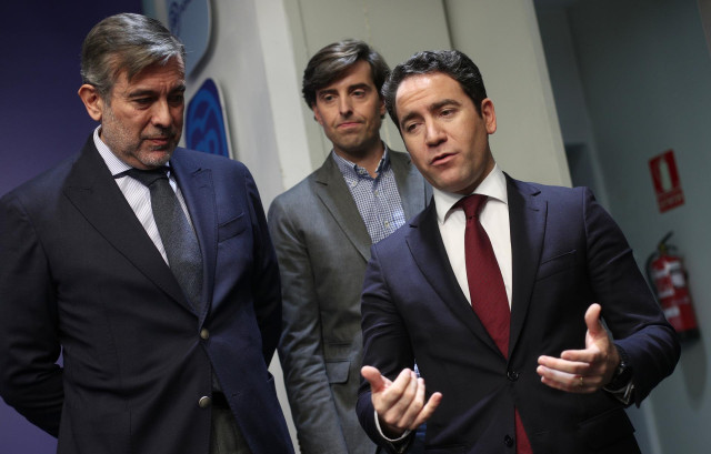 (I-D) El secretario de Justicia e Interior del PP, Enrique López;  el vicesecretario de Comunicación del Partido Popular, Pablo Montesinos y el secretario general del PP, Teodoro García Egea, tras la rueda de prensa, en la sede del paertído en la calle Gé