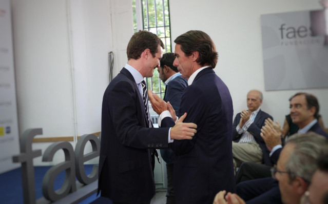 (I-D) El presidente del Partido Popular, Pablo Casado y el expresidente del Gobierno, José María Aznar, durante el acto de apertura del Curso de Verano de FAES en el Real Centro Universitario Escorial-María Cristina de San Lorenzo de El Escorial (Madrid).