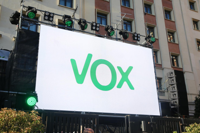 Pantalla con el nombre de VOX situado en la Plaza Margaret Thatcher de Madrid, donde el partido tiene previsto celebrar sus resultados electorales.