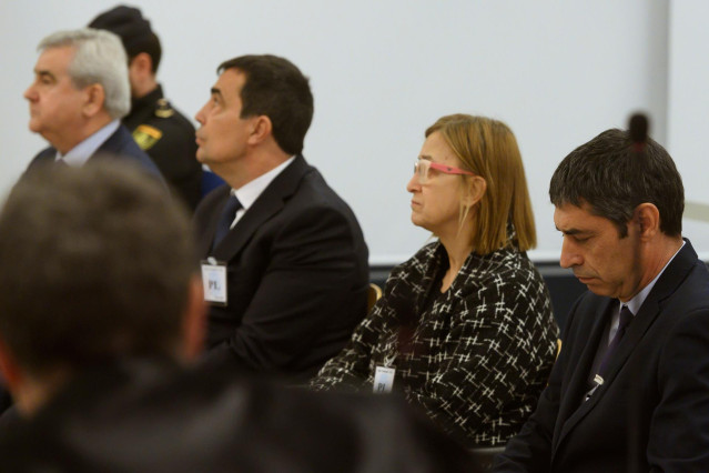 (I-D) El exsecretario de Interior de la Policía de la Generalitat, Cesar Puig; el exdirector de los Mossos d’Esquadra, Pere Soler; la exintendente de Mossos d’Esquadra, Teresa Laplana; y el exmayor de los Mossos d’Esquadra, Josep Lluís Trapero, durante la