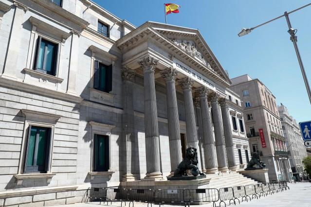 Fachada del Congreso de los Diputados en la Plaza de las Cortes de Madrid.