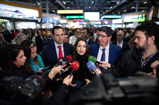 La portavoz de Ciudadanos en el Congreso, Inés Arrimadas, durante una visita a la Feria Internacional de Turismo (Fitur), junto a los vicepresidentes de la Comunidad de Madrid, Ignacio Aguado, y de la Junta de Andalucía, Juan Marín.