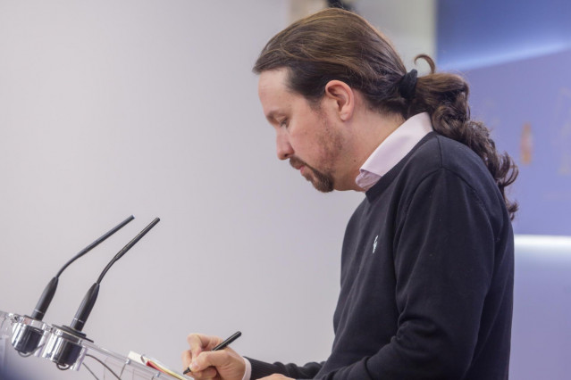 El secretario general de Podemos, Pablo Iglesias, ofrece una rueda de prensa en el Congreso de los Diputados tras su consulta con el Rey sobre una posible investidura del candidato socialista como Presidente del Gobierno, en Madrid (España), a 11 de dicie