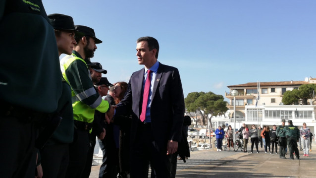 El presidente del Gobierno, Pedro Sánchez, saluda a efectivos de cuerpos de seguridad y emergencias que han trabajado en los operativos por la borrasca 'Gloria', en Cala Rajada, Mallorca.