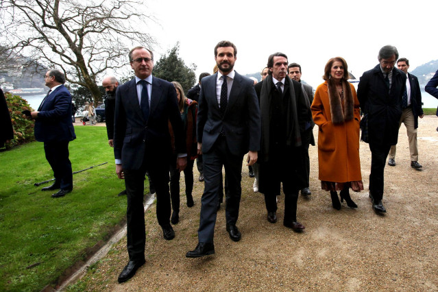 (I-D) El presidente del PP vasco, Alfonso Alonso; el presidente del Partido Popular, Pablo Casado; el expresidente del Gobierno con el PP, José María Aznar; la exalcaldesa de Madrid, Ana Botella  y el presidente del PP de Álava, Iñaki Oyarzabal