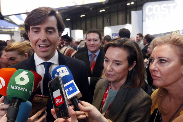 El vicesecretario de Comunicación del PP, Pablo Montesinos, atiende a los medios de comunicacion en la feria de FITUR en Madrid. Le acompañan las diputadas Cuca Gamarra y Carolina España.
