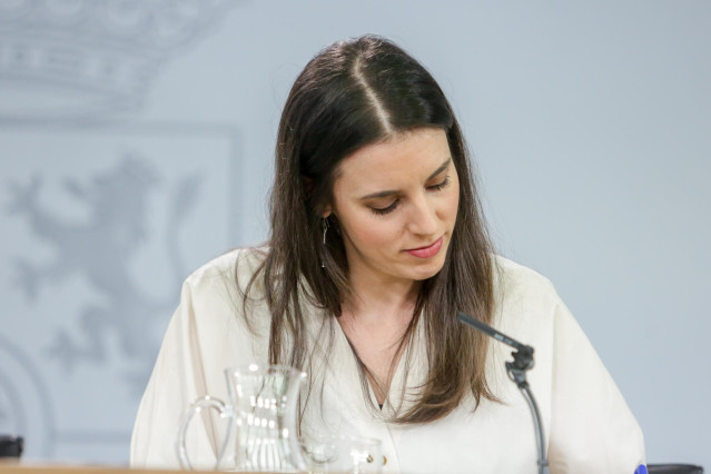 La ministra de Igualdad, Irene Montero, comparece ante los medios de comunicación tras la segunda reunión del Consejo de Ministros del Gobierno de coalición del PSOE y Unidas Podemos y última celebrada en viernes en Moncloa, en Madrid (España), a 17 de en