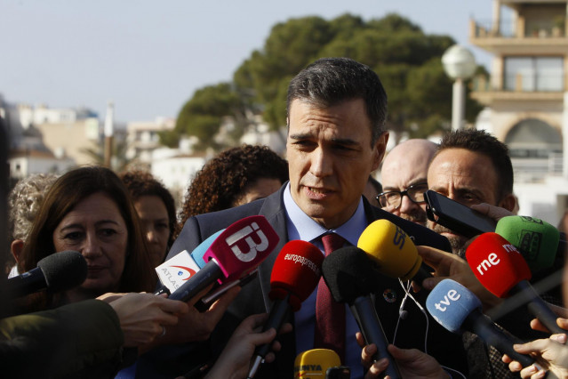 El presidente del Gobierno, Pedro Sánchez, atiende a los medios el Puerto de Cala Ratjada en Capdepera (Mallorca), durante su visita a las zonas afectadas por la borrasca ‘Gloria’.