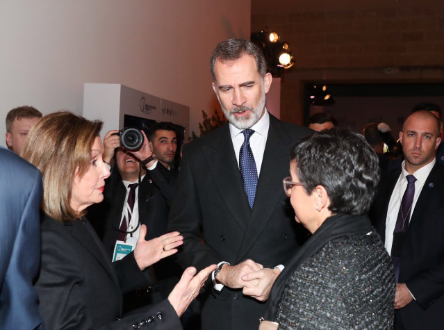 Felipe VI, acompañado por la ministra de Asuntos Exteriores, UE y Cooperación, Arancha González (d),  habla con la presidenta de la Cámara de Representantes de EEUU, Nancy Pelosi (i), en el Día Internacional de Conmemoración del Holocausto en Jerusalén