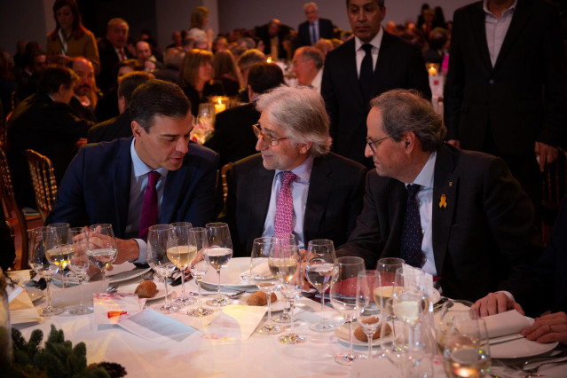 El presidente del Gobierno, Pedro Sánchez; el presidente de Fomento del Trabajo, Josep Sánchez Llibre, y el presidente de la Generalitat, Quim Torra