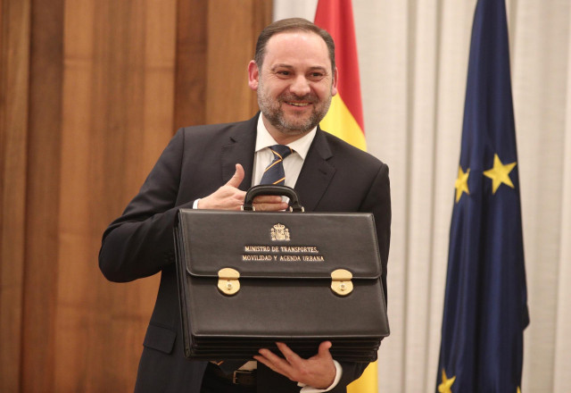 José Luis Ábalos posa con la cartera del nuevo Ministerio de Transportes, Movilidad y Agenda Urbana, el cual encabezará a partir de mañana, durante el acto de toma de posesión de los ministros en la sede del Ministerio en Madrid (España), a 13 de enero de