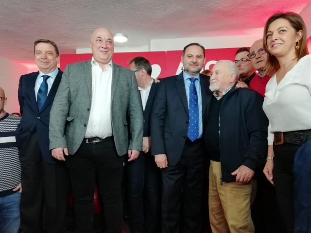 Ábalos (centro), en la inauguración de la nueva sede del PSOE en Córdoba.