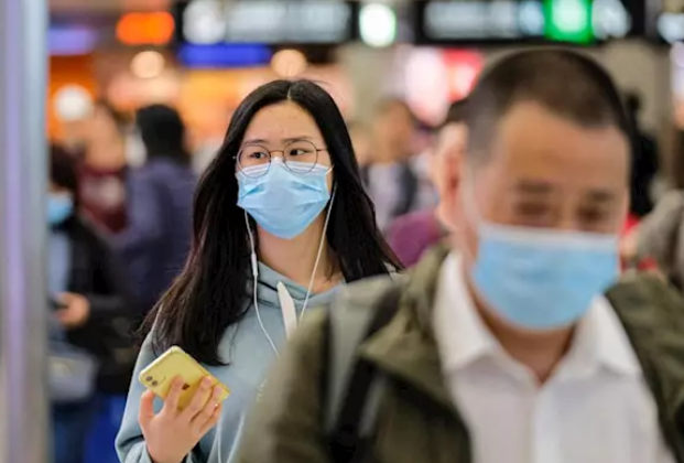 Ciudadanos hongkoneses con mascarilla