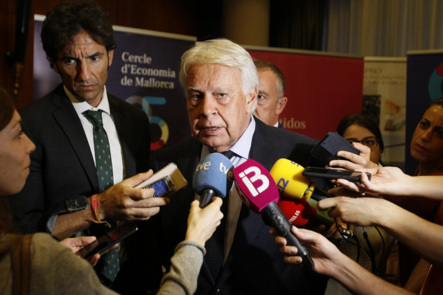 El expresidente del Gobierno Felipe González, atiende a los medios de comunicación antes de la conferencia 'Crisis de las reglas del juego' en el Hotel GPRO Valparaíso, en Palma (Palma de Mallorca) a 17 de octubre de 2019.