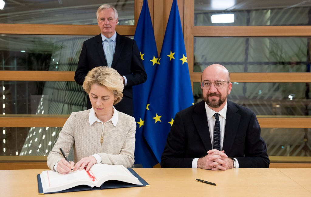 u200bLa presidenta de la Comisiu00f3n Europea, Ursula von der Leyen y La presidenta de la Comisiu00f3n Europea, Ursula von der Leyen firman el Acuerdo del Brexit