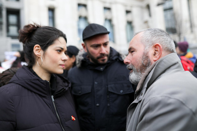 La portavoz Unidas Podemos en la Asamblea de Madrid, Isa Serra (1i), el diputado de Podemos Javier Cañadas (2i), durante una manifestación de asociaciones vecinales para protestar contra la basura de la Mancomunidad del Este en Valdemingómez.