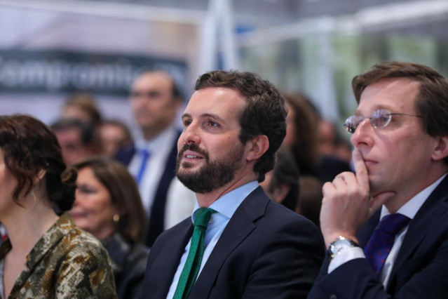 El presidente del Partido Popular, Pablo Casado (izq) y el alcalde de Madrid, José Luis Martínez-Almeida (dech),  en la celebración del Día de Madrid en la Feria Internacional de Turismo, Fitur 2020 durante su tercera jornada, en Madrid (España), a 24 de