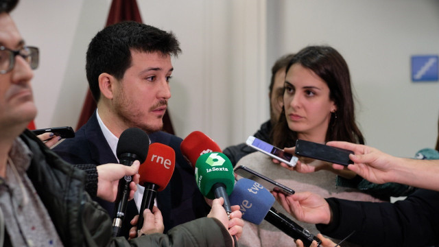 El portavoz de Más Madrid en la Asamblea, Pablo Gómez Perpinyà, junto a su homóloga en el Ayuntamiento, Rita Maestre