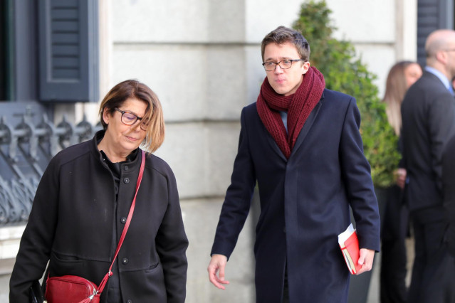 Los diputados de Más País Inés Sabanés (i) e Íñigo Errejón llegan al Congreso de los Diputados para la segunda votación para la investidura del candidato socialista a la Presidencia del Gobierno en la XIV Legislatura, en Madrid (España), a 7 de enero de 2