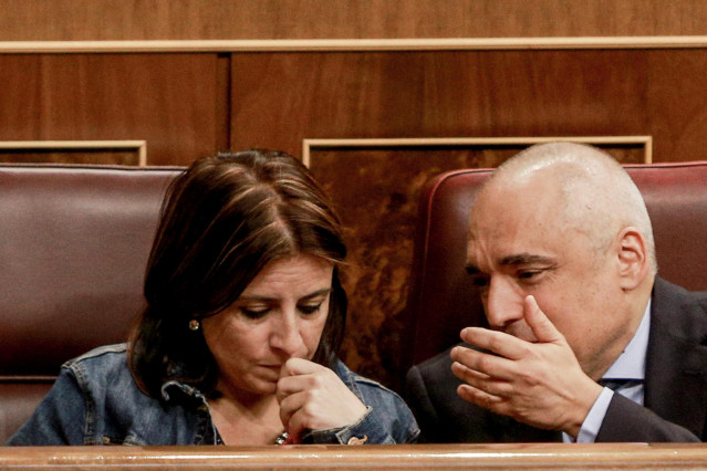 La portavoz parlamentaria del PSOE, Adriana Lastra y el secretario general del Grupo Socialista, Rafael Simancas