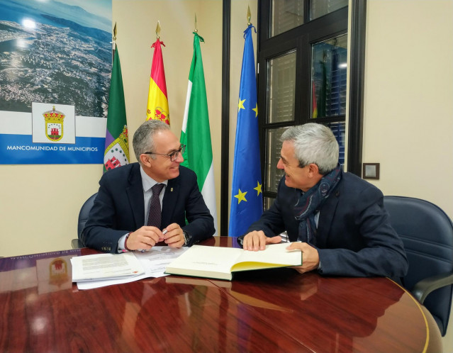 El presidente de la Mancomunidad de Municipios del Campo de Gibraltar, Juan Lozano, y el coordinador de la Administración General del Estado, Francisco Gil, en una reunión.
