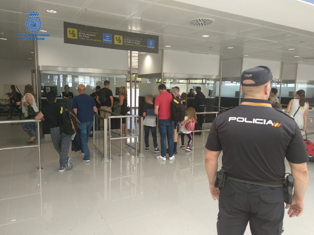 Un agente de la Policía Nacional en la zona de controles del aeropuerto de Palma.