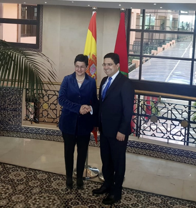 La ministra de Asuntos Exteriores, Unión Europea y Cooperación, Arancha González Laya y el ministro de Exteriores marroquí, Nasser Bourita, posan juntos momentos antes de su reunión durante la visita de ministra a Marruecos,
