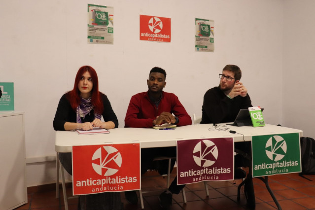 Miguel Urbán (dcha.) en la presentación de su libro en Córdoba, junto a Luzmarina Dorado y Sani Ladan.