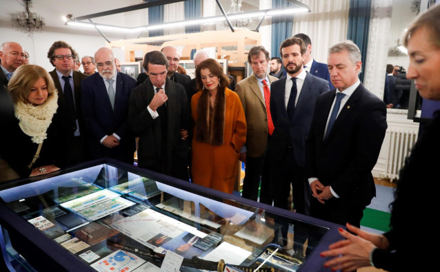El expresidente del Gobierno con el PP, José María Aznar, el presidente del PP, Pablo Casado y el Lehendakari, Iñigo Urkulu, en, su visita por la  exposición que conmemora el 25 aniversario del asesinato de Gregorio Ordóñez