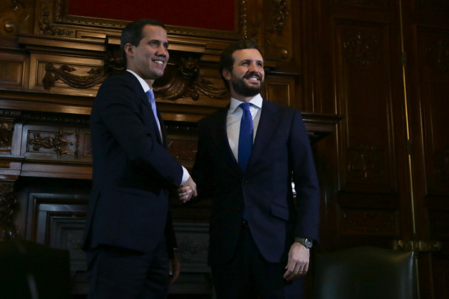 (I-D) El presidente encargado de Venezuela, Juan Guaidó , se reúne con al presidente del PP, Pablo Casado