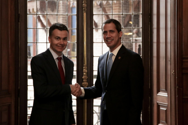 El presidente encargado de Venezuela, Juan Guaidó , saluda al secretario de Relaciones Internacionales del PSOE, Hector Gómez, en Madrid (España) a 25 de enero de 2020.