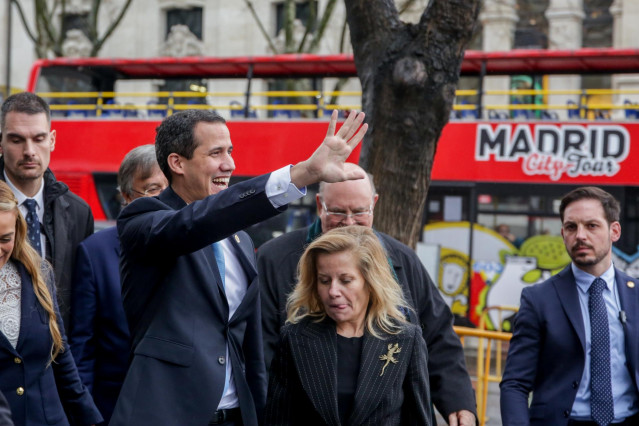 El presidente encargado de Venezuela, Juan Guaidó , llega a la reunión con la ministra de Asuntos Exteriores, UE y Cooperación, Arancha González Laya, en Madrid (España) a 25 de enero de 2020.
