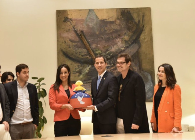 La vicealcaldesa de Madrid, Begoña Villacís, con la portavoz de Cs en el Congreso de los Diputados, Inés Arrimadas, entregan al presidente de la Asamblea Nacional de Venezuela, Juan Guaidó, una 'menina' que simboliza la 
