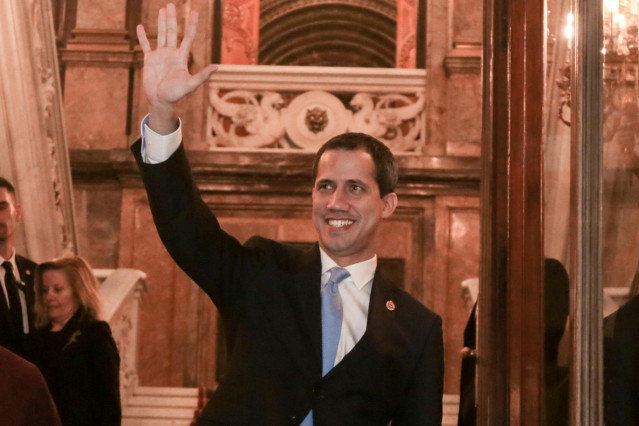 El presidente encargado de Venezuela, Juan Guaidó , saluda junto a la ministra de Asuntos Exteriores, UE y Cooperación, Arancha González Laya, en Madrid (España) a 25 de enero de 2020.