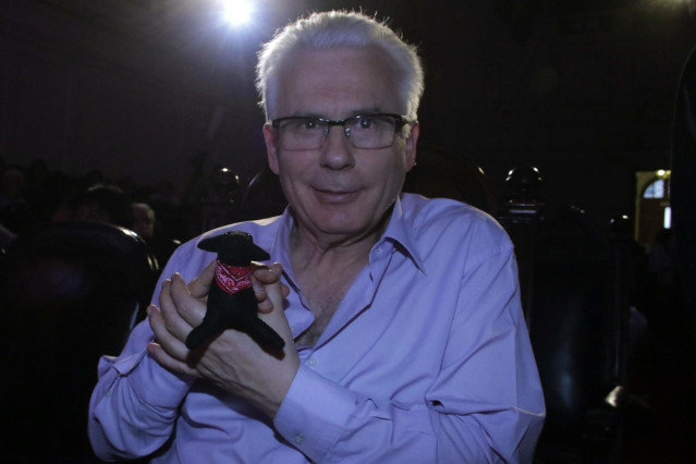 Baltasar Garzón posa con un perro de peluche el famoso 'Negro Matapacos',durante la nauguracion del Foro Latinoamericano de Derechos Humanos (Foladh) con la actividad El Horizonte de los Derechos Humanos