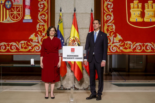 La presidenta de la Comunidad de Madrid, Isabel Díaz Ayuso (i), mantiene un encuentro con el presidente de la Asamblea Nacional de Venezuela, Juan Guaidó (d), en Madrid a 25 de enero de 2020